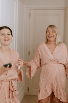 Imagen de Batas 4 Kimonos De Novia - Ajuar De Bodas - Pack Especial Influencer Jus Rolon Es para La Novia Y Damas De Honor de Seda Rosa viejo con volados