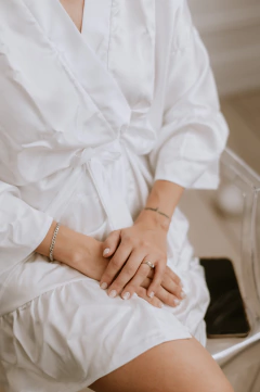Kimono de seda saten de Novia con volados especial para ajuar de boda Blanco Especial Influencer Jus Rolon