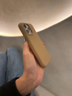 Imagen de Funda iPh 15 BOTONES CERRADOS PERSONALIZADA