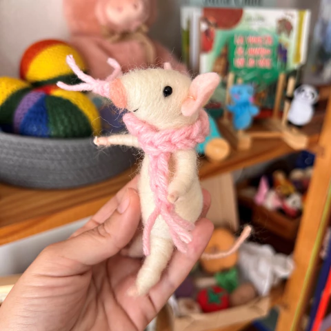 Ratona "Adelina" en Vellón de lana en internet