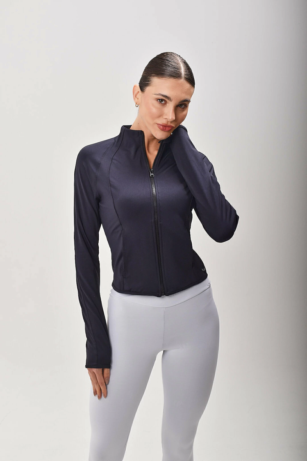 Jaqueta Vulca Frame Preto vista frontal fechada, gola alta e recortes anatômicos