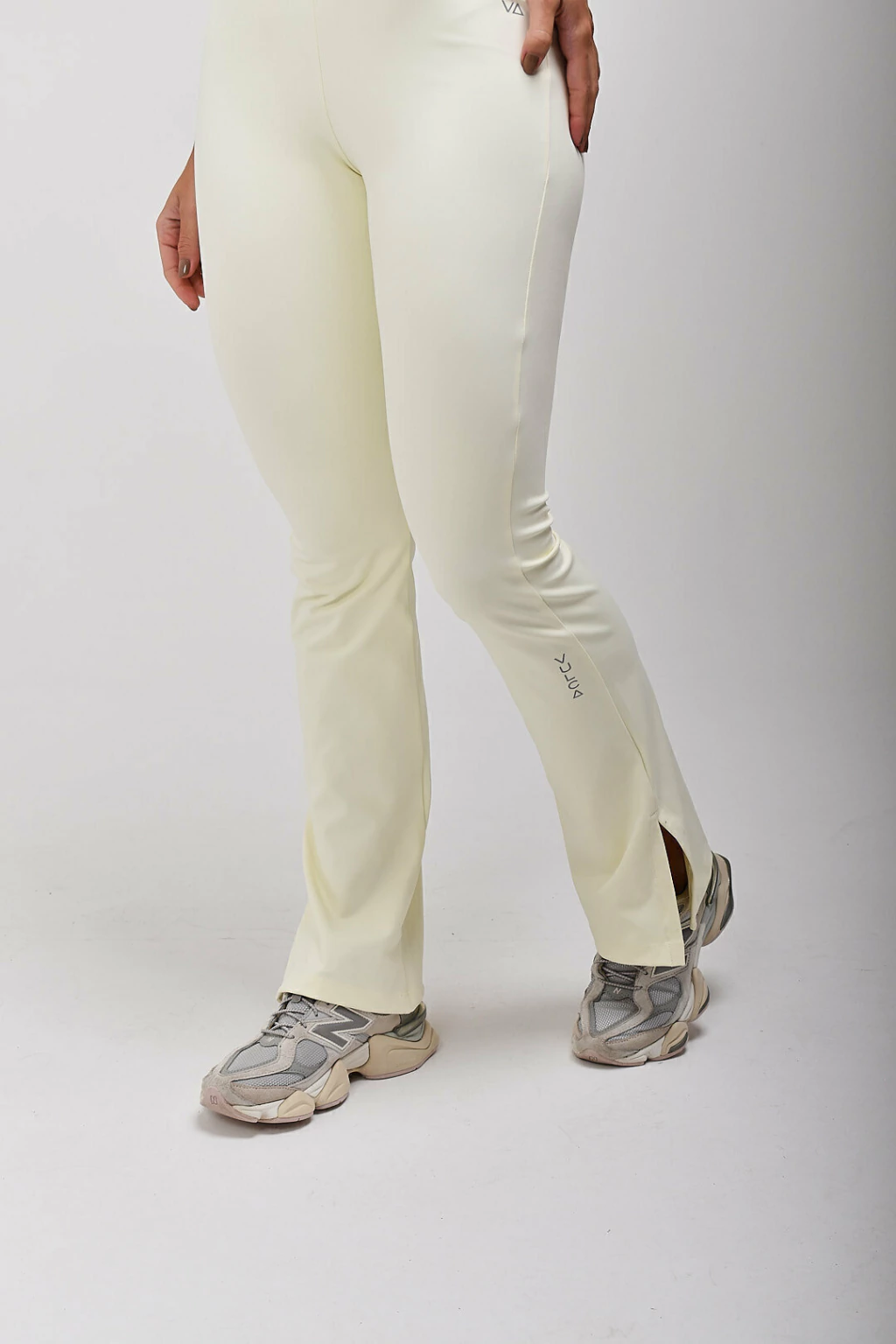 Detalhe da Calça Flare Move Off White Vulca mostrando a barra com fenda lateral e o caimento justo até o joelho