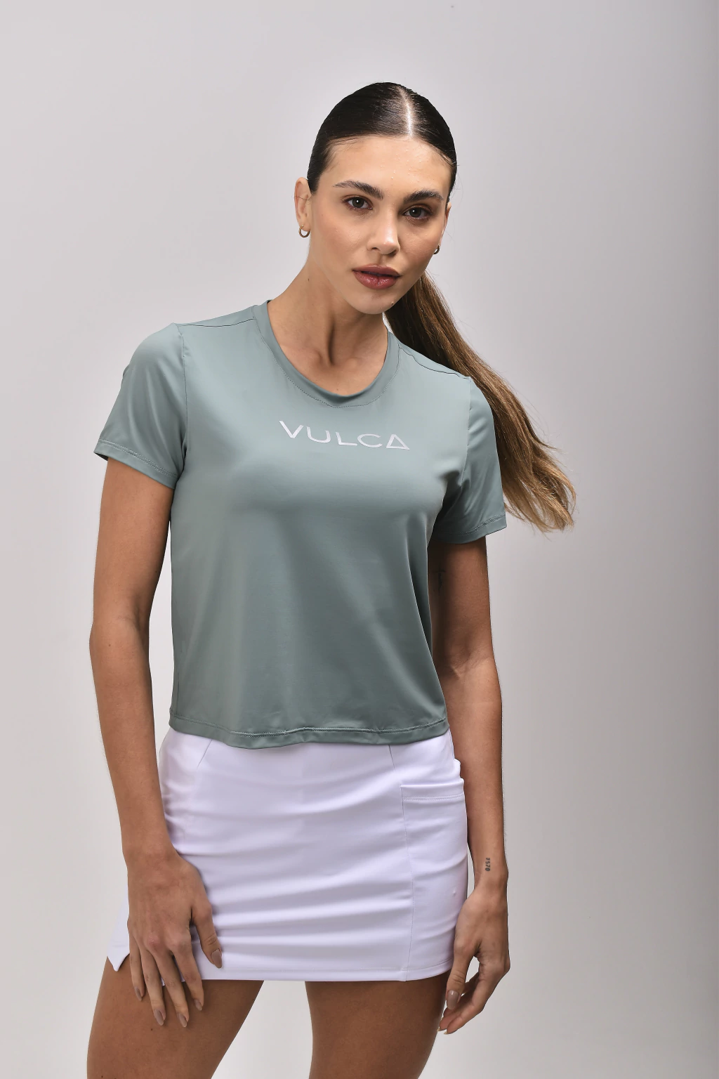 Blusa Fresh Verde Mist Vulca vista frontal em estúdio, silhueta cropped e manga curta