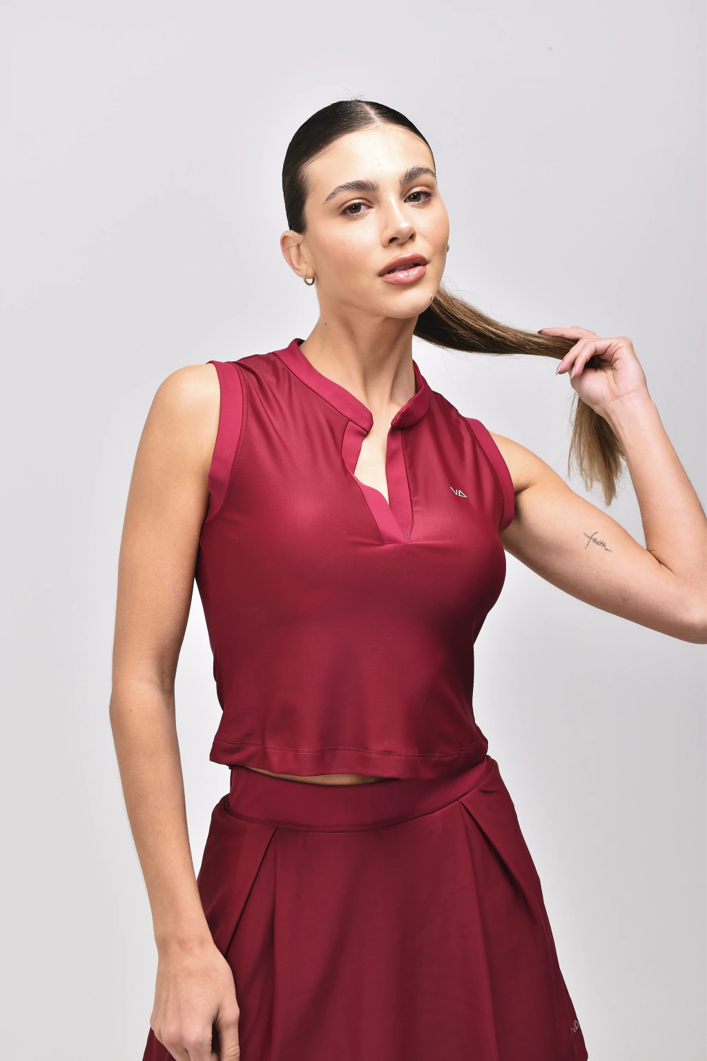 Regata Match Carmin Vulca em estúdio, gola padre com abertura em V e acabamento técnico