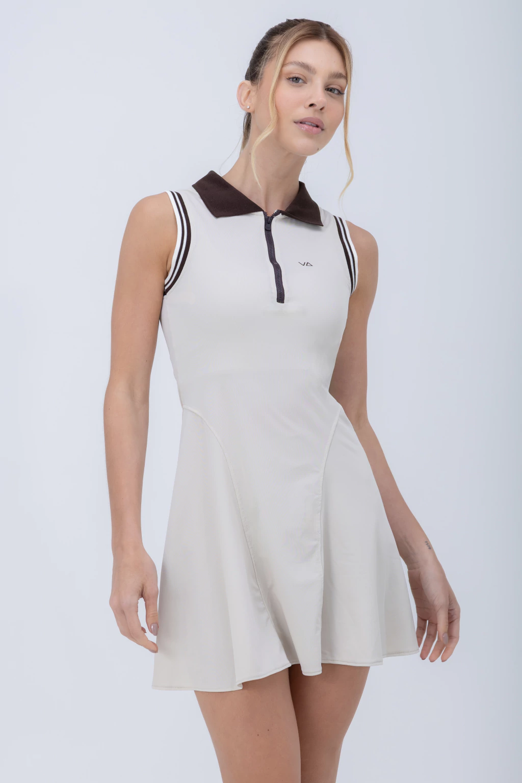 Detalhe frontal do Vestido Gola Polo Match Smash Vulca, com gola contrastante.