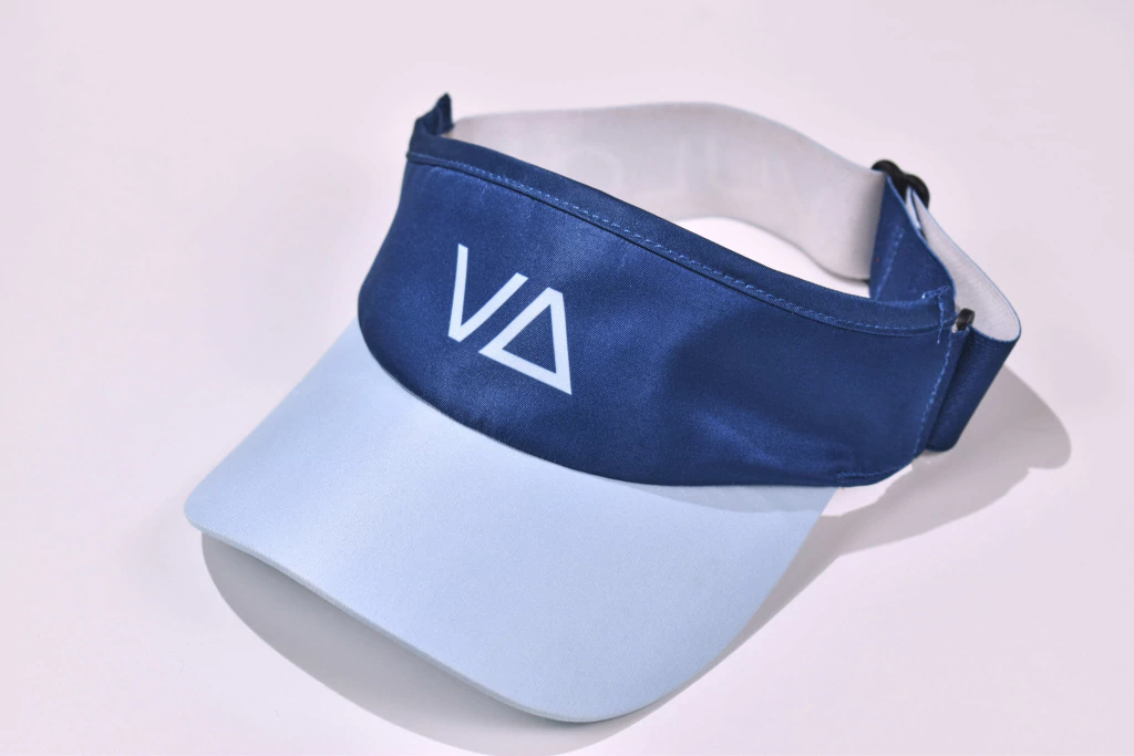 Viseira Blue Vulca em tons de azul, vista de produto com logo VA frontal em branco e aba azul clara