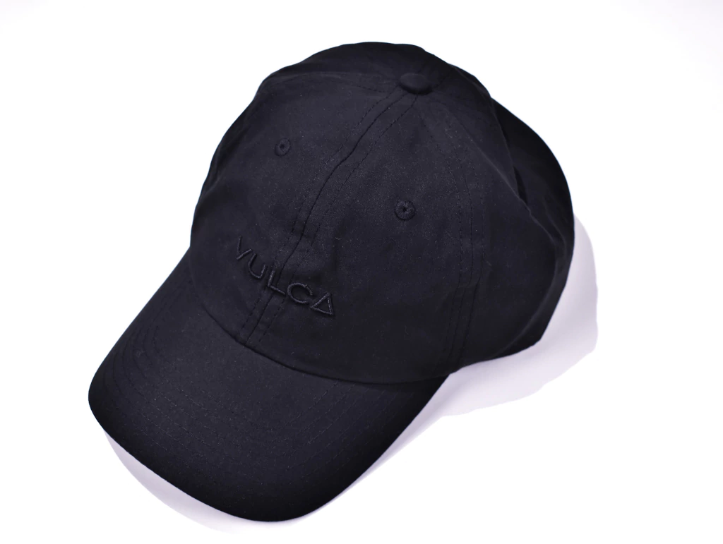 Boné VULCA Club Preto - detalhe frontal com logo bordado e aba curvada