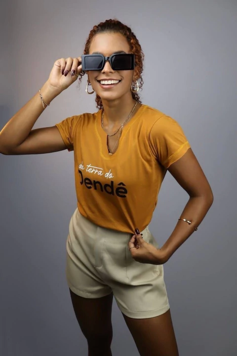 T-SHIRT GOLA V PREMIUM - TERRA DO DENDÊ - comprar online