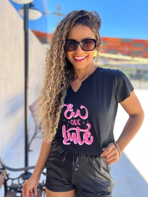 T-SHIRT GOLA V PREMIUM - EU QUE LUTE - comprar online