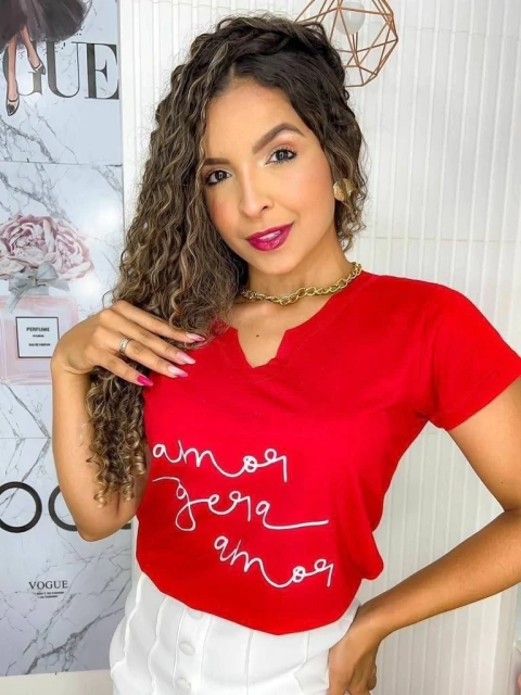 T-SHIRT GOLA V PREMIUM - AMOR GERA AMOR - comprar online