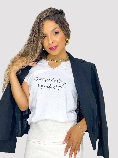 T-SHIRT GOLA V PREMIUM - O TEMPO DE DEUS - comprar online