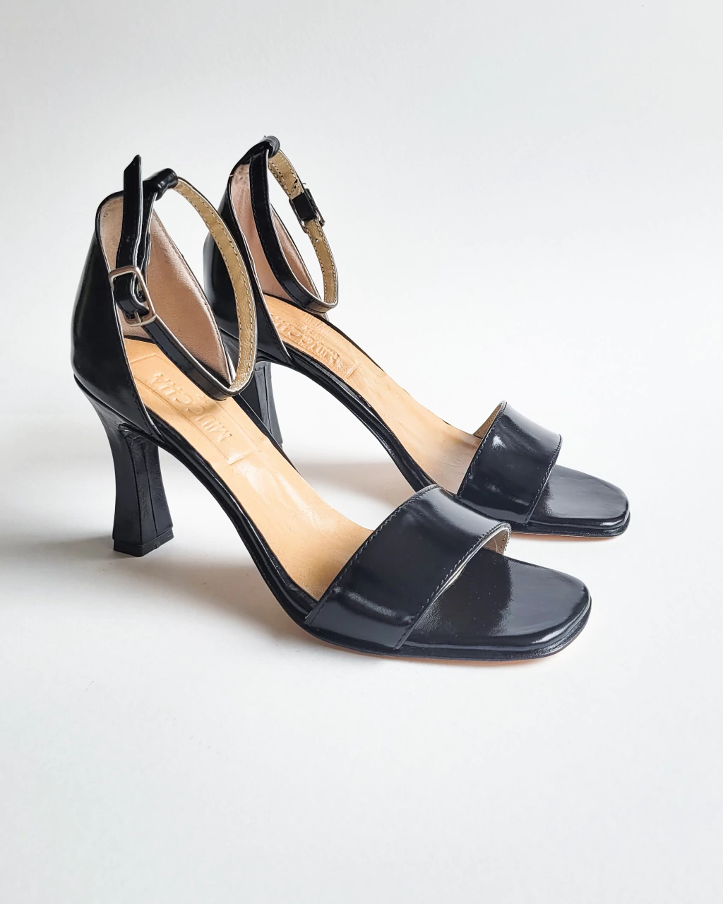 SANDALIAS LORNA | CHAROL NEGRO