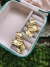 Brinco meia flor detalhado folheado a ouro