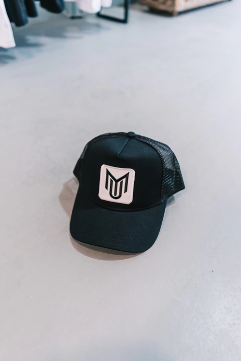 GORRA TRUCKER MANU URCERA NEGRA DETALLES EN BLANCO
