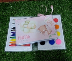 Kit com 8 maletas de colorir lembrancinha tema ursinho com 31 itens completo na internet