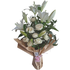 BOUQUET ALTO DE LILIUM Y ROSAS BLANCAS (CON FLORERO INCLUIDO)
