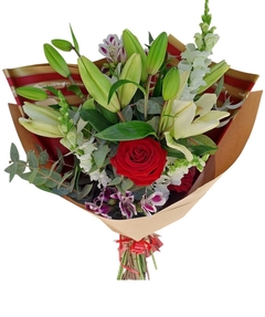 Ramo De Radiantes liliums blancos con rosas rojas