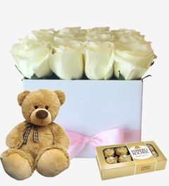 flower box caja de rosas blancas con osito de peluche y bombones