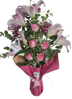 Deslumbrantes lilium con rosas rosadas (CON FLORERO DE REGALO)