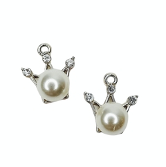 PINGENTE COROA COM PEROLA E STRASS - METAL (3 unidades)