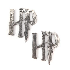 PINGENTE HARRY POTTER INICIAIS - METAL NÍQUEL (2 unidades)