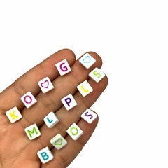 MIÇANGA ENTREMEIO PLAQUINHA COM LETRAS E SÍMBOLOS (BRANCO COM LETRAS COLORIDAS) - 8mm (25 gramas)