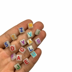 Miçanga Entremeio plaquinha branca brilha no escuro com letras coloridas - 8mm (25 gramas)