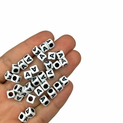 Miçanga - Dado branco com vogal A preta 6mm (25 gramas)