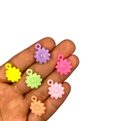 PINGENTE ABS - FLORZINHA 10 pétalas - cores variadas (15 gramas - aprox 40 unidades)