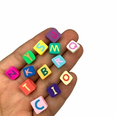 MIÇANGA (FIMO) - QUADRADO COM LETRAS - 10MM (30 unidades)