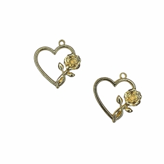 PINGENTE CORAÇÃO VAZADO (DETALHE FLOR) - METAL DOURADO (2 unidades)