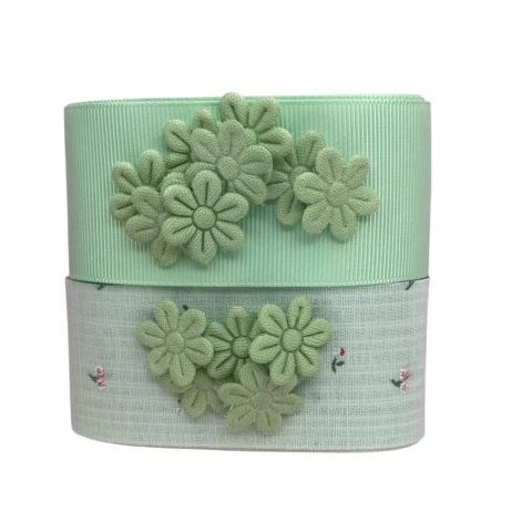 Kit 2 mts de fita + 20 apliques mini florzinha de tecido verde menta
