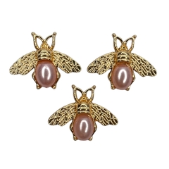 Chaton abelha - pérola rosa (2 unid.) - Metal dourado