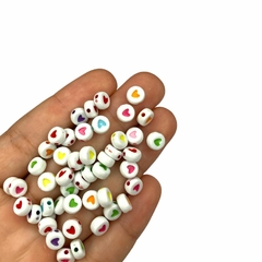 Miçanga - Bolinha plana branca com corações coloridos (25 gramas) - 7mm
