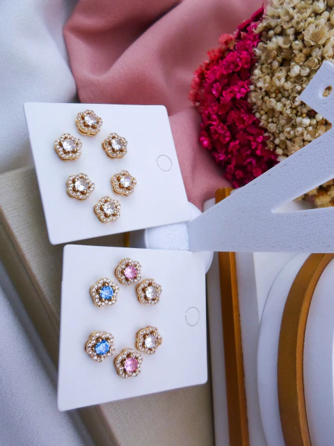 Kit Bijuteria com Três Pares de Brincos Dourados (CADA KIT - SELECIONE A COR DESEJADA) #B0104544 - comprar online