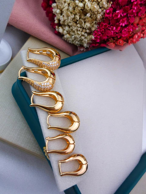 Kit Bijuteria com Três Pares de Argolas Douradas #B0104560 - comprar online