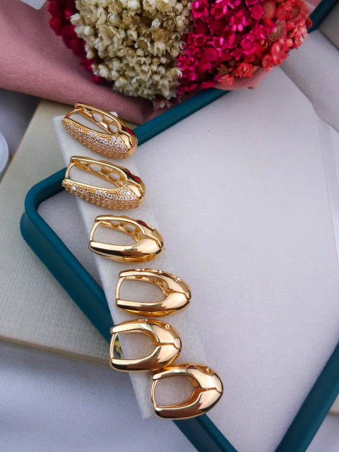 Kit Bijuteria com Três Pares de Argolas Douradas #B0104562 - comprar online