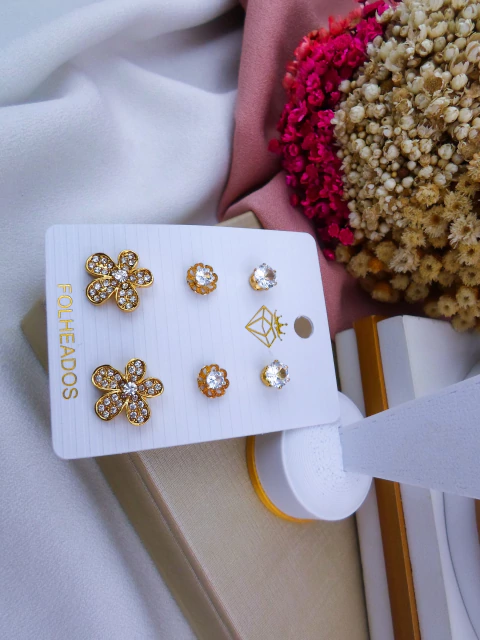 Kit Bijuteria com Três Pares de Brincos Dourados #B0104620 - comprar online