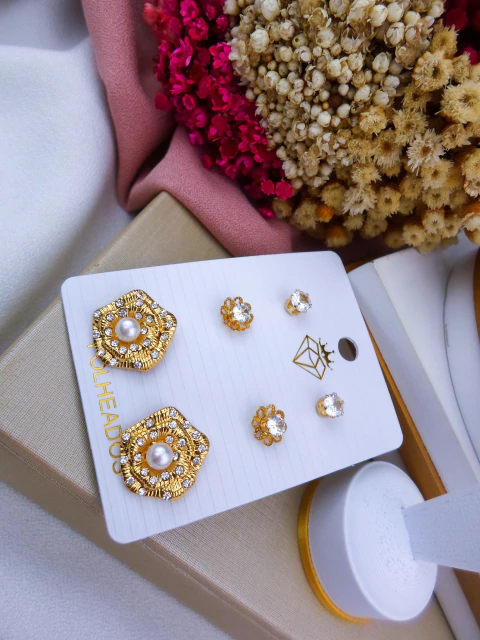 Kit Bijuteria com Três Pares de Brincos Dourados #B0104625 - comprar online