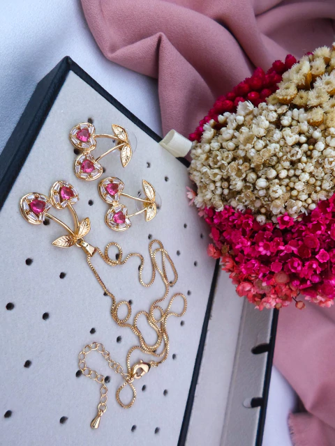 Conjunto Bijuteria de Colar e Brincos Dourados Cereja #C0501894 - comprar online