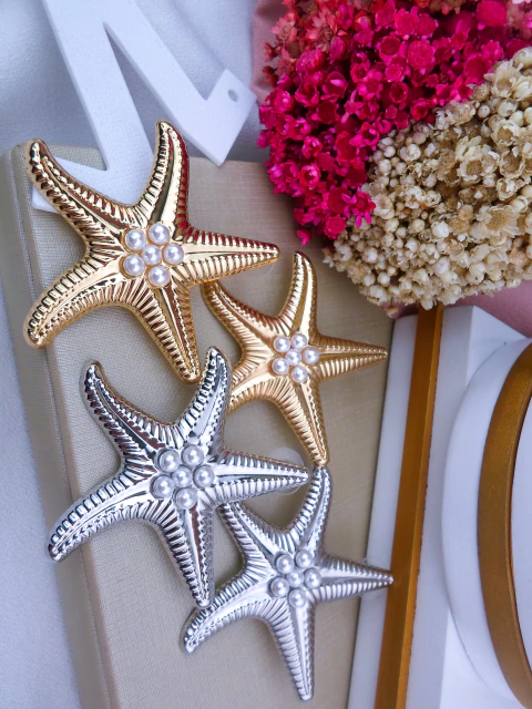 Brinco Bijuteria Estrela do Mar com Pérolas (CADA – SELECIONE A COR DESEJADA) #B0104118 - comprar online