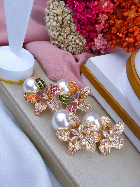 Brinco Bijuteria Dourado Linha Luxo Flor com Pérola (CADA – SELECIONE A COR DESEJADA) #B0104377 - comprar online