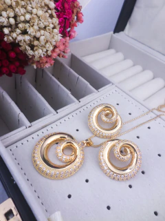 Conjunto Bijuteria de Colar e Brincos Dourados Linha Luxo #C0502205 - comprar online