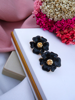 Brinco Bijuteria Flor Dourado com Preto #B0102587