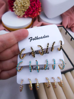 Kit Folheado com Três Pares de Argolas Douradas Strass (CADA KIT - SELECIONE A COR DESEJADA) #BF080501 - Juliana Godoy Acessórios