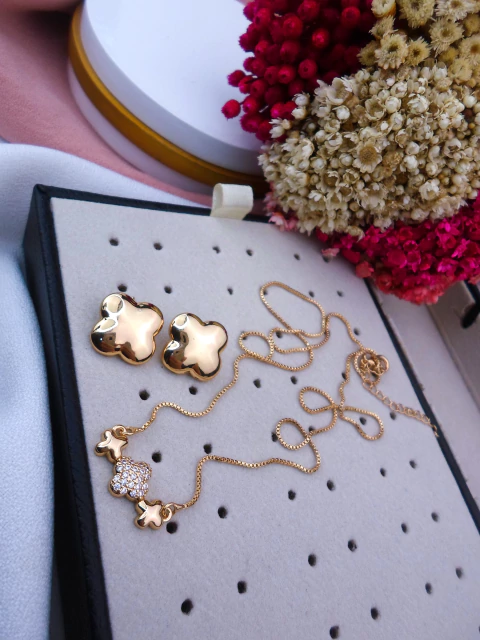 Conjunto Bijuteria de Colar e Brincos Dourados Trevo #C0501873 - comprar online