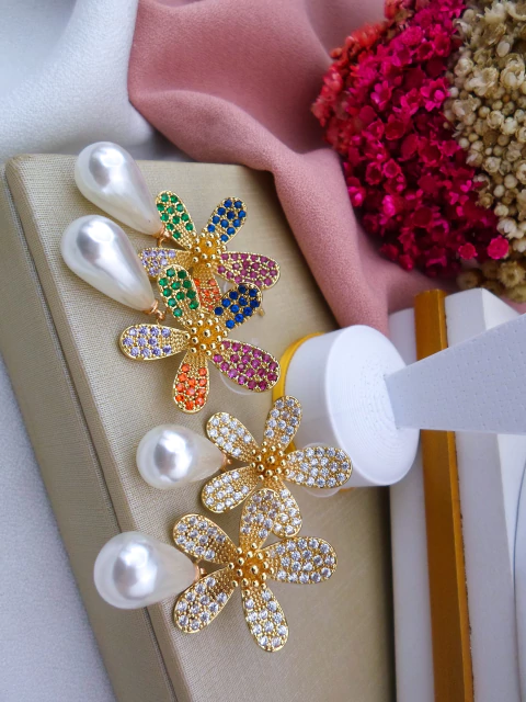 Brinco Bijuteria Linha Luxo Flor com Pérola (CADA – SELECIONE A COR DESEJADA) #B0104495 - comprar online