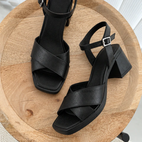 Sandalias taco cuadrado y pulsera Laura Floter Negro