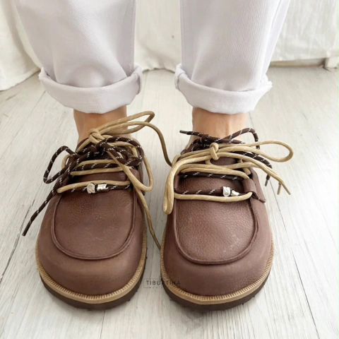 Suecos Zoe Floter Chocolate con cordones y charms