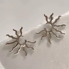 Aros Helios de diseño artístico con forma de sol, fabricados en plata 925